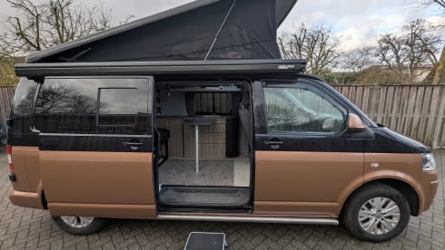 Exclusive camper van VW T5 with pop-up roof