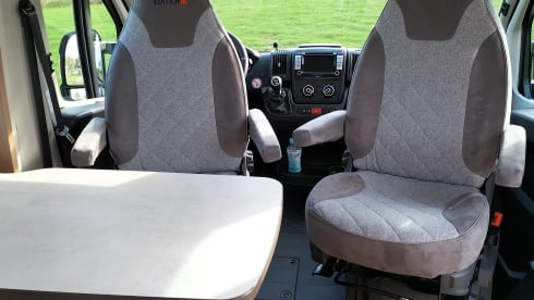 Vannie – From 2022!! - Brand new 2-person camper - Carado V337  