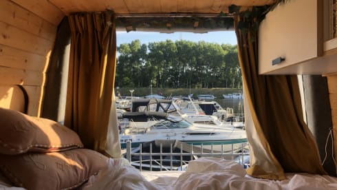 Moby – Cozy, hip self-built Mercedes Sprinter