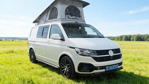 Vanellope – Maak kennis met Vanellope – een moderne VW T6.1 campervan (2020), voldoet aan de ULEZ-normen en biedt slaapgelegenheid voor 4 personen.