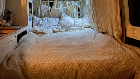 Roses – Vintage Devon 4 berth Volkswagen Camper 1981 - Relaxing Camping Classic 