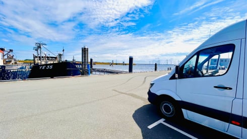 Gustav 🚐🏕️ – Vintage off-grid Sprinter campervan