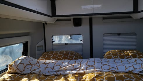 Remco – Luxury Adria Twin with 9-speed automatic transmission and longitudinal beds