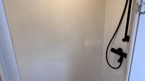 gemütlicher, netzunabhängiger Camper-Kastenwagen mit Terrasse