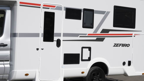 NXM – Zefiro 696 | 4 Berth with Island Bed 