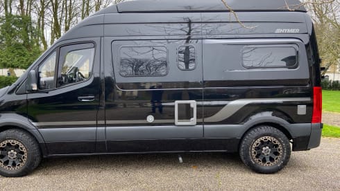 Batvan – Grote luxe Hymer-camper met 5 slaapplaatsen uit 2021