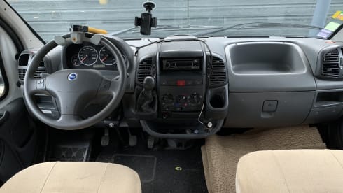 Hymer – Nice Hymer (alcove) camper with air conditioning and cruise control