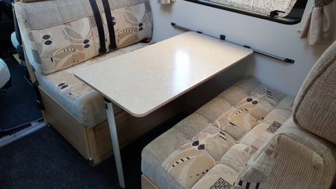 6 Anlegeplatz 6 Sitzgurte Wohnmobil. Kann auf eine normale Auto-Lizenz getrieben werden