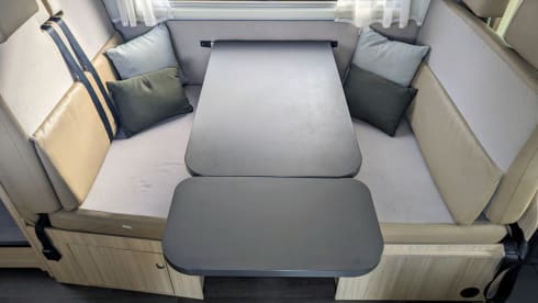 Sun Living  – 6p recent family camper from 2021 - Sun Living alcove