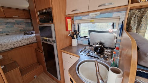Kaz Camper – Fabulous 6 berth 4 seatbelts with WIFI Chausson alcove (2010)