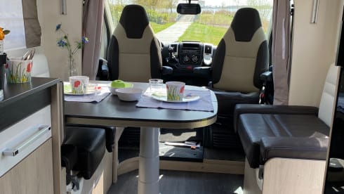Geniet van ‘Camper Exclusief’ 💃🏻 – Super cool Camper CHAUSSON with Queen size bed.