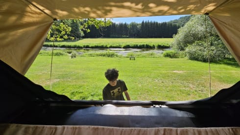 Vivi l'avventura con questa Suzuki Jimny dotata di tenda da tetto!