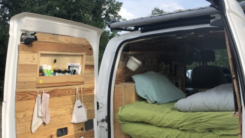 2p Nissan campervan uit 2014
