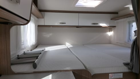 Vannie – From 2022!! - Brand new 2-person camper - Carado V337  