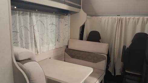 Happy Tour – 6-person Ahorn family camper Alcove 2018 with fixed beds 