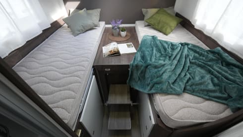 Location de camping-car semi-intégré de luxe Benimar – automatique – 5 places – 2026