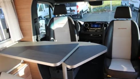 Roxi – Beautiful, luxury Dethleffs semi-integrated camper (4p) from 2021 (incl. Maxx fan!)