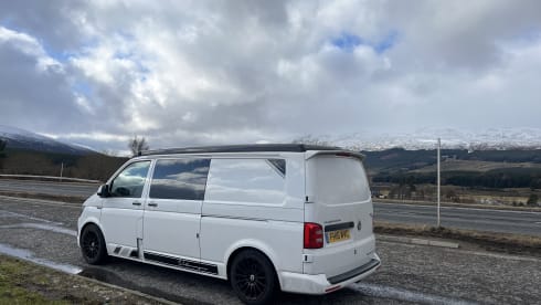 Hector – 2 berth Volkswagen T6 LWB 2016 ( awning sleeps additional 2 persons ) 
