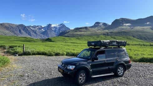 4x4 Mitsubishi Pajero with large roof tent