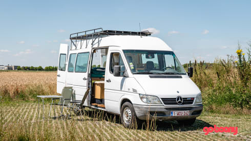 Marcelleke – Super cozy converted Mercedes Sprinter campervan L2H2