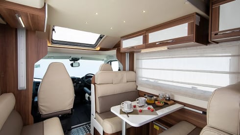 Rewind – Escapade familiale de luxe : camping-car moderne à 6 couchettes prêt pour l'aventure !