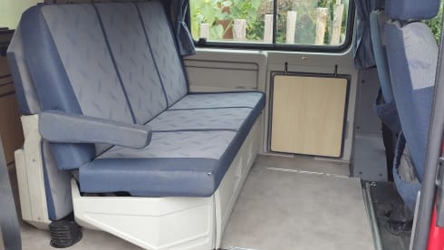 De Rode Smurf – The red smurf, reliable bus camper, for itself an entire family.