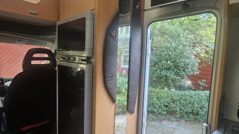 Adventurous and mega comfort with this 6-person Challenger alcove from 2012