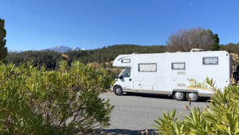 Burnie – Modern family camper 6 person alcove