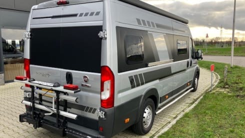 Heunie 2 – Lovely campervan from 2016 with 2 lengthways beds