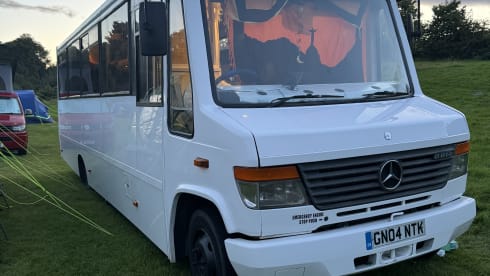 Viva La Vario – 4 berth Mercedes-Benz semi-integrated from 2004