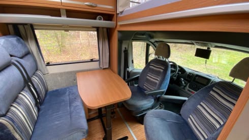 Knausie – Neat, Compact Four-person (family) Camper with two fixed beds