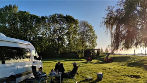Co-Camper – Mercedes-Benz sprinter with wooden interior