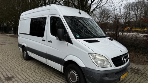 2-person Mercedes-Benz bus from 2008