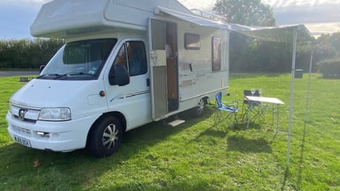 Max  – Cosy comfortable and easy to drive Peugeot MWB 4 birth motorHOME 