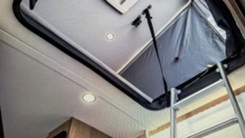 Cara – Van (6 m) from Weinberg with pop-up roof for rent