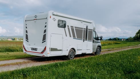 JustCamper  – NEW MY2026 Carado 328 semi-integrated Automatic 2 - 5 pers. 