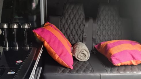 Vinnie  – Mercedes-Benz Wohnmobil mit 2 Schlafplätzen ab 2026