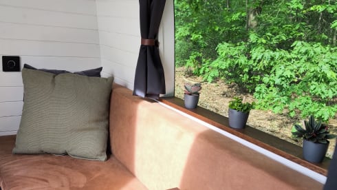 Luxuriöser, autarker Campervan mit Automatikgetriebe.