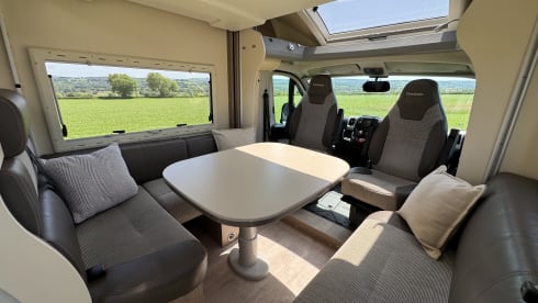 Geräumiges Wohnmobil mit 4 Schlafplätzen – unter 7 m