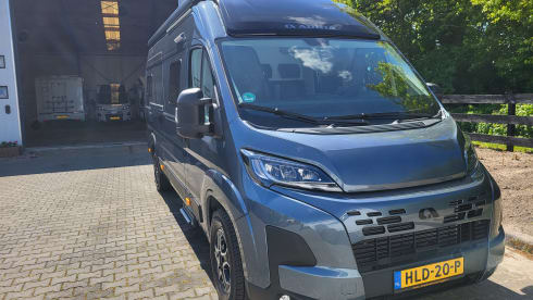 Adria Twin Sport 640 SLB grey – Beautiful, spacious and luxurious camper van with single beds and automatic transmission