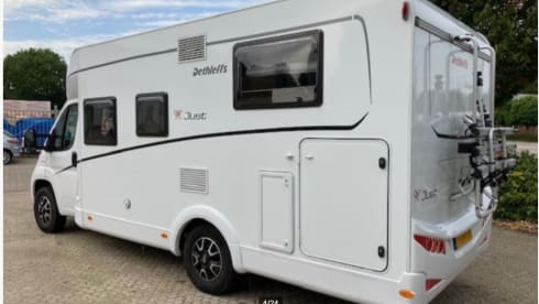 P-599-LP – Luxurious and comfortable Dethleffs 6812 Just 90 with single beds