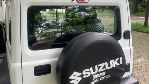Simba – Keep smiling with this Suzuki Jeep with roof tent!