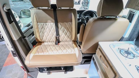 Vanellope – Vanellope – Camper moderno VW T6.1 (2020), conforme alla normativa ULEZ, 4 posti letto