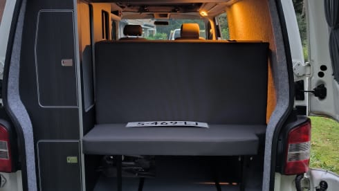 Liv – 2p Volkswagen campervan uit 2009