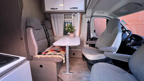 Freddy – Possl  Camperbus met Hefdak 4p