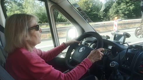 Sunliner – Semi-integrated with queen bed / 3.5 to / AHK 2000 kg