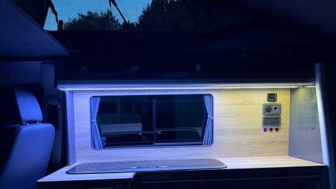 Dub Di – Adventure in Style – Two-Tone T6 VW Campervan, 2018 (Sleeps 4)