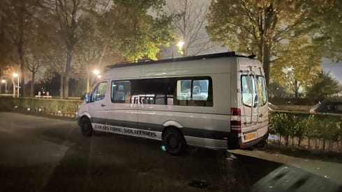 Beautifully spacious 2-4 person Bus camper Sprinter 2015