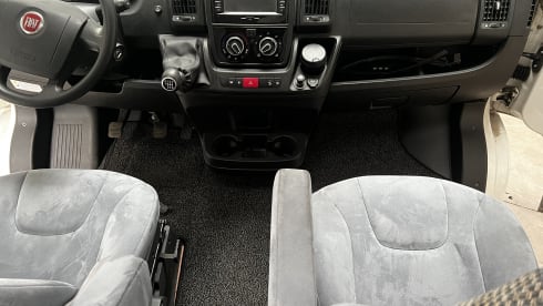 Guusje – Hymer with length beds super luxury camper