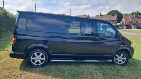 Reggie – 2 berth Volkswagen T5 campervan with 2 berth awning
